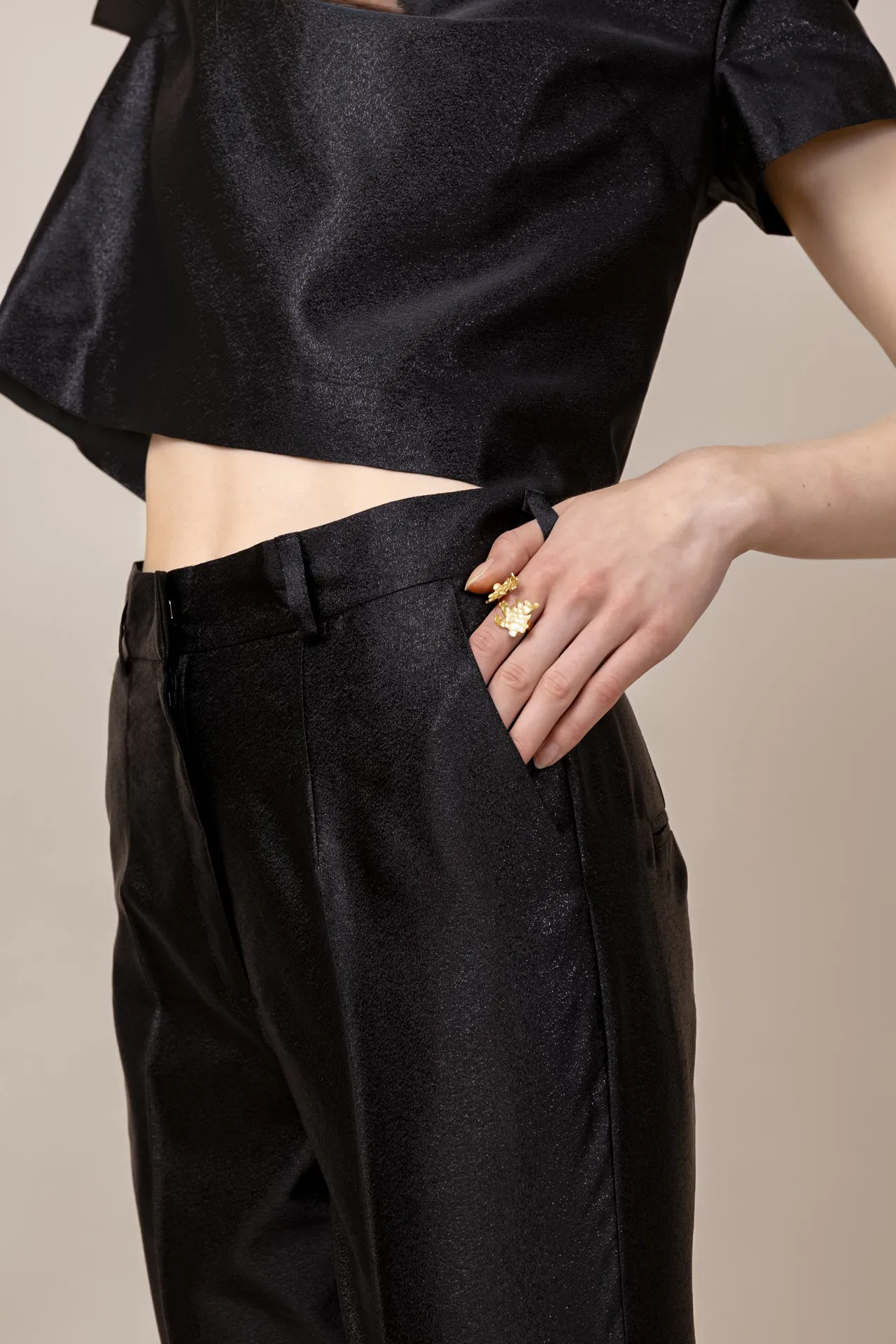 KAAMOS pants in shimmering black