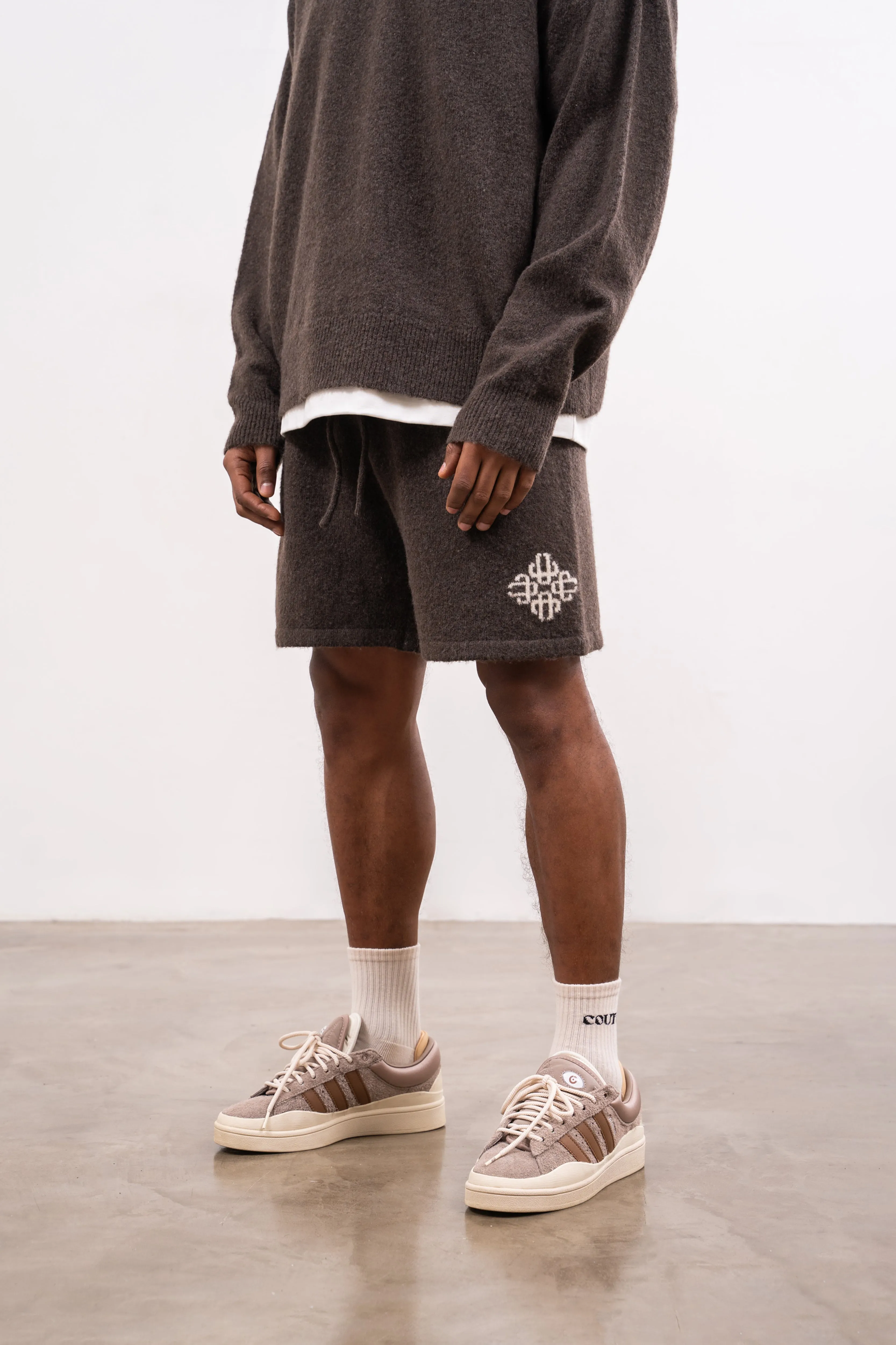 LIGHTWEIGHT FLUFFY KNIT EMBLEM SHORTS - BROWN