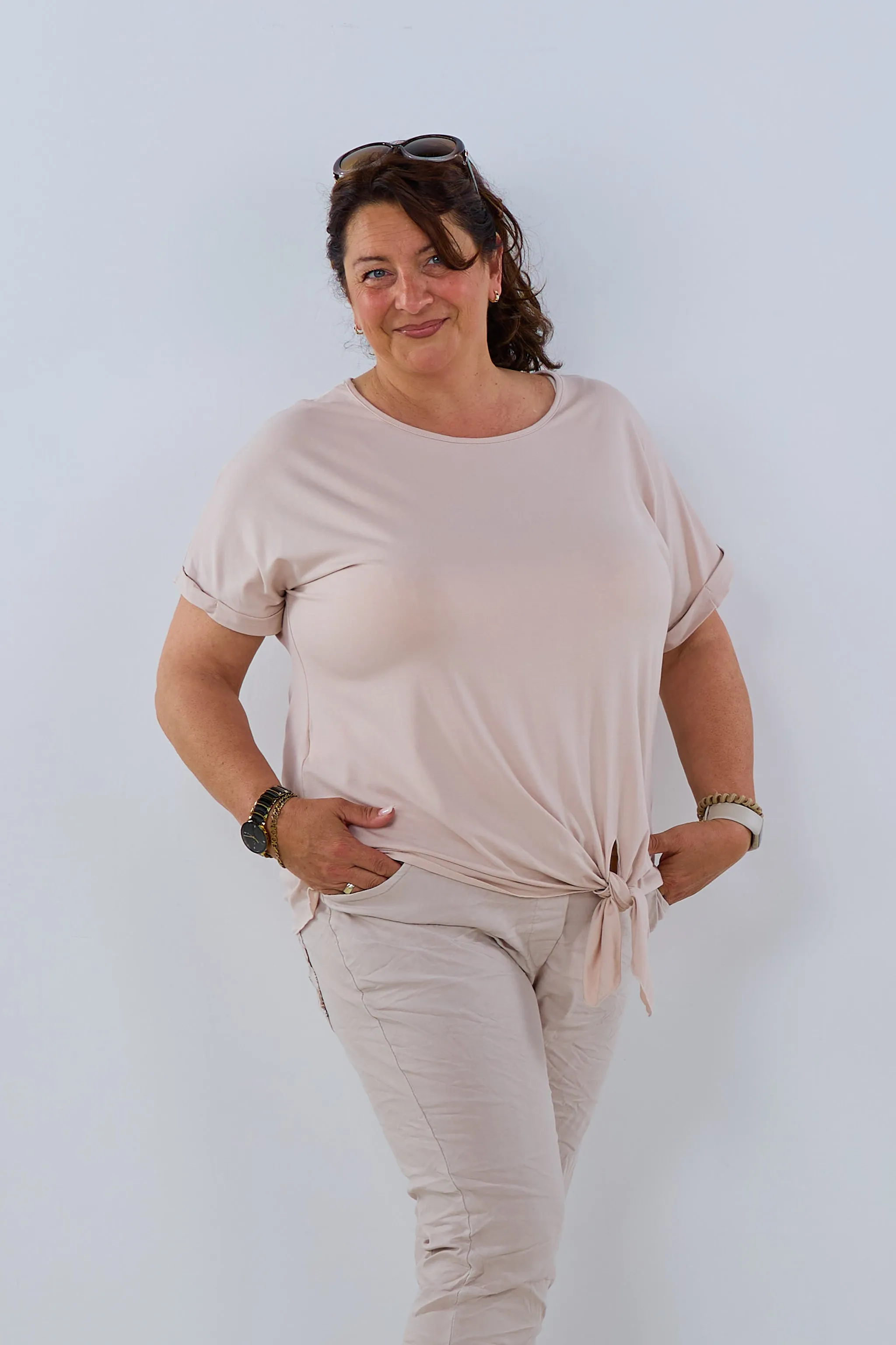 oversized Shirt zum Knoten mit Kette, beige